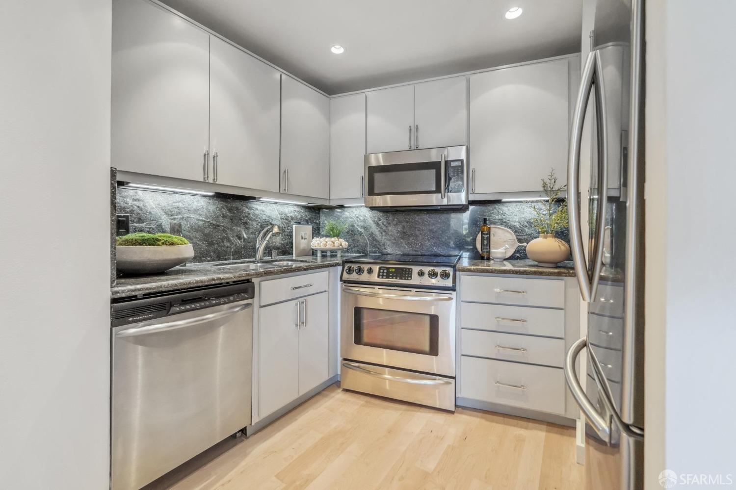 2295 Vallejo Street # 404