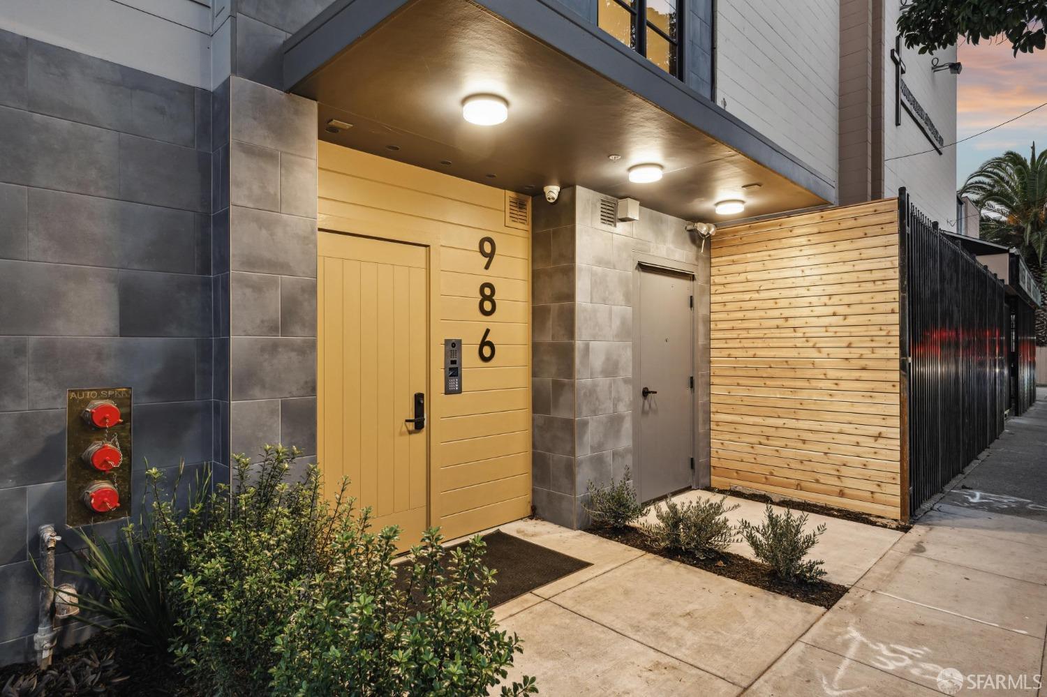 986 South Van Ness Avenue # 402