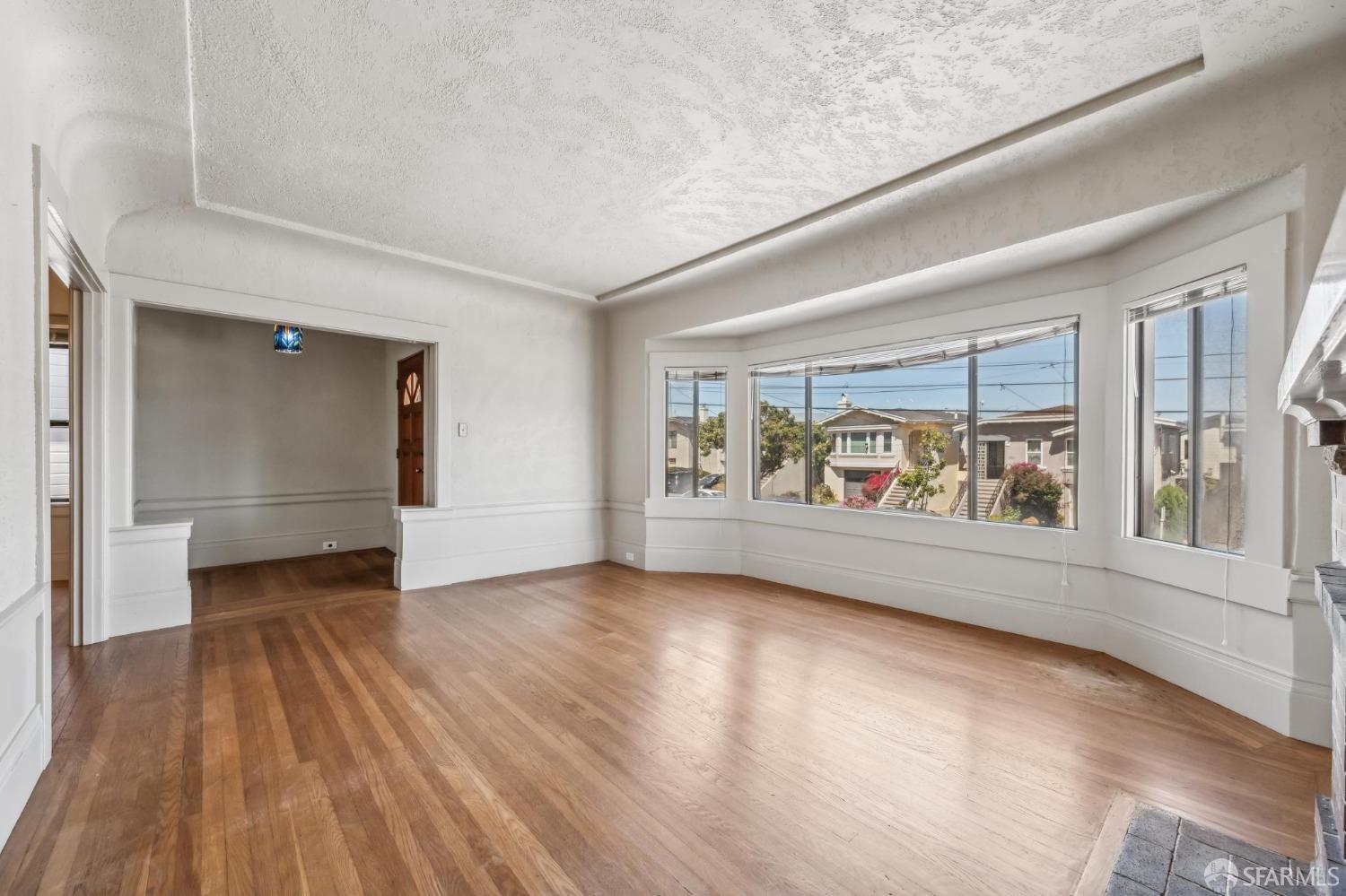 323 Chicago Way