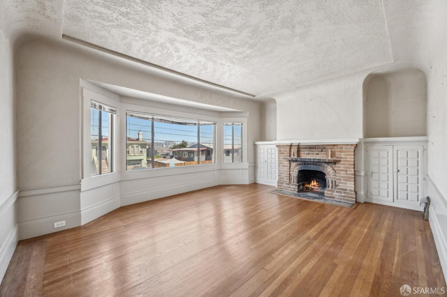 323 Chicago Way