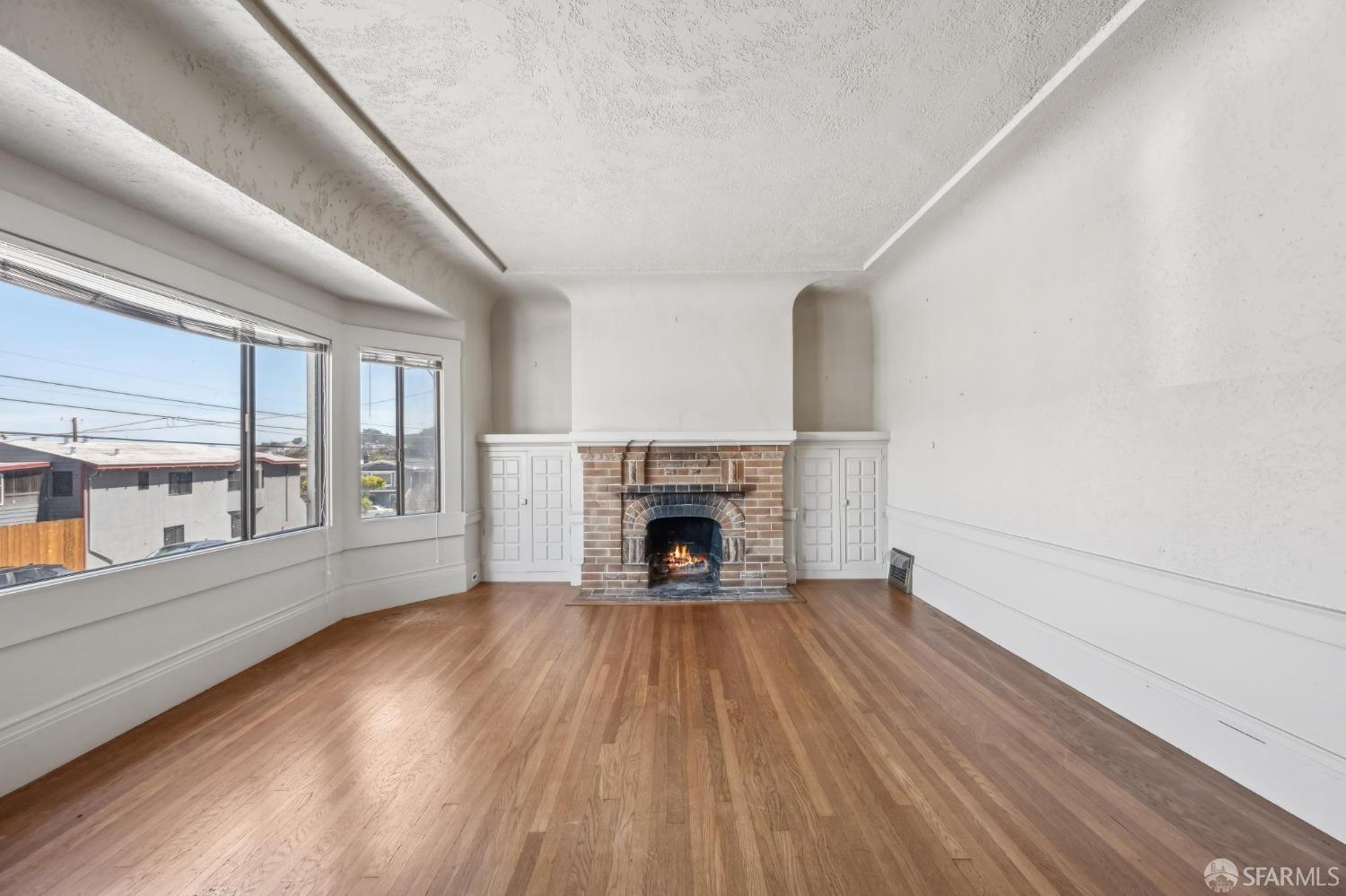 323 Chicago Way