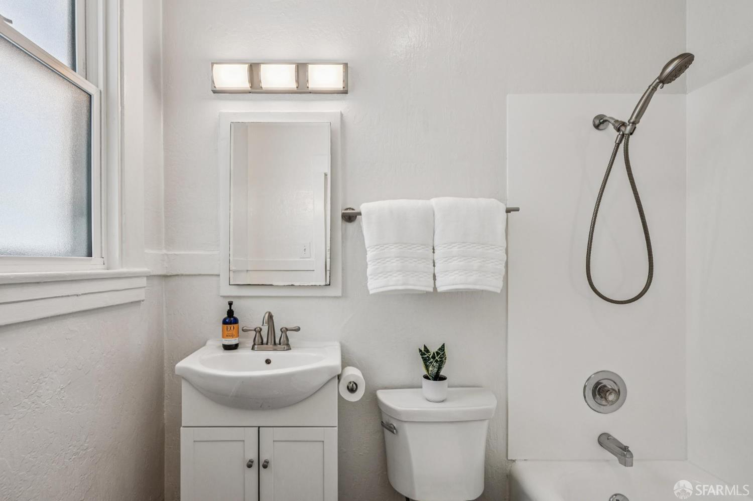 2415 Van Ness Avenue # 504