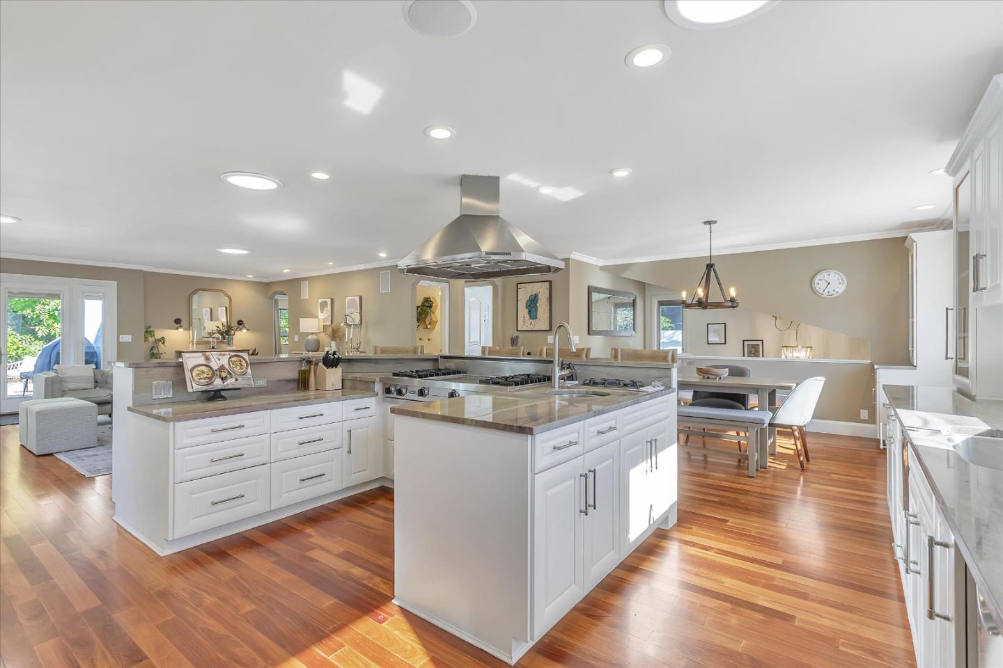 1261 Oddstad Boulevard