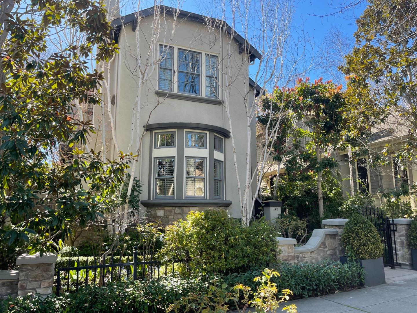 842 Waverley Street