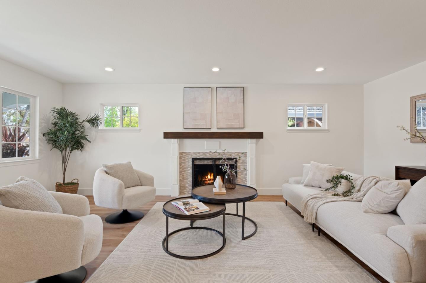 2969 Vivian Lane