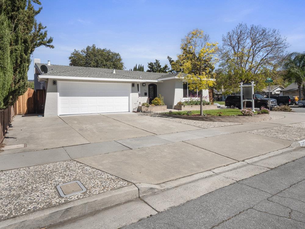 521 Safari DR