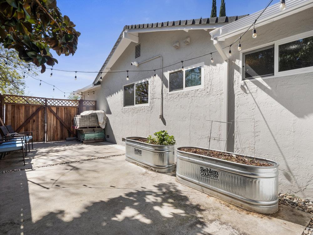 521 Safari DR