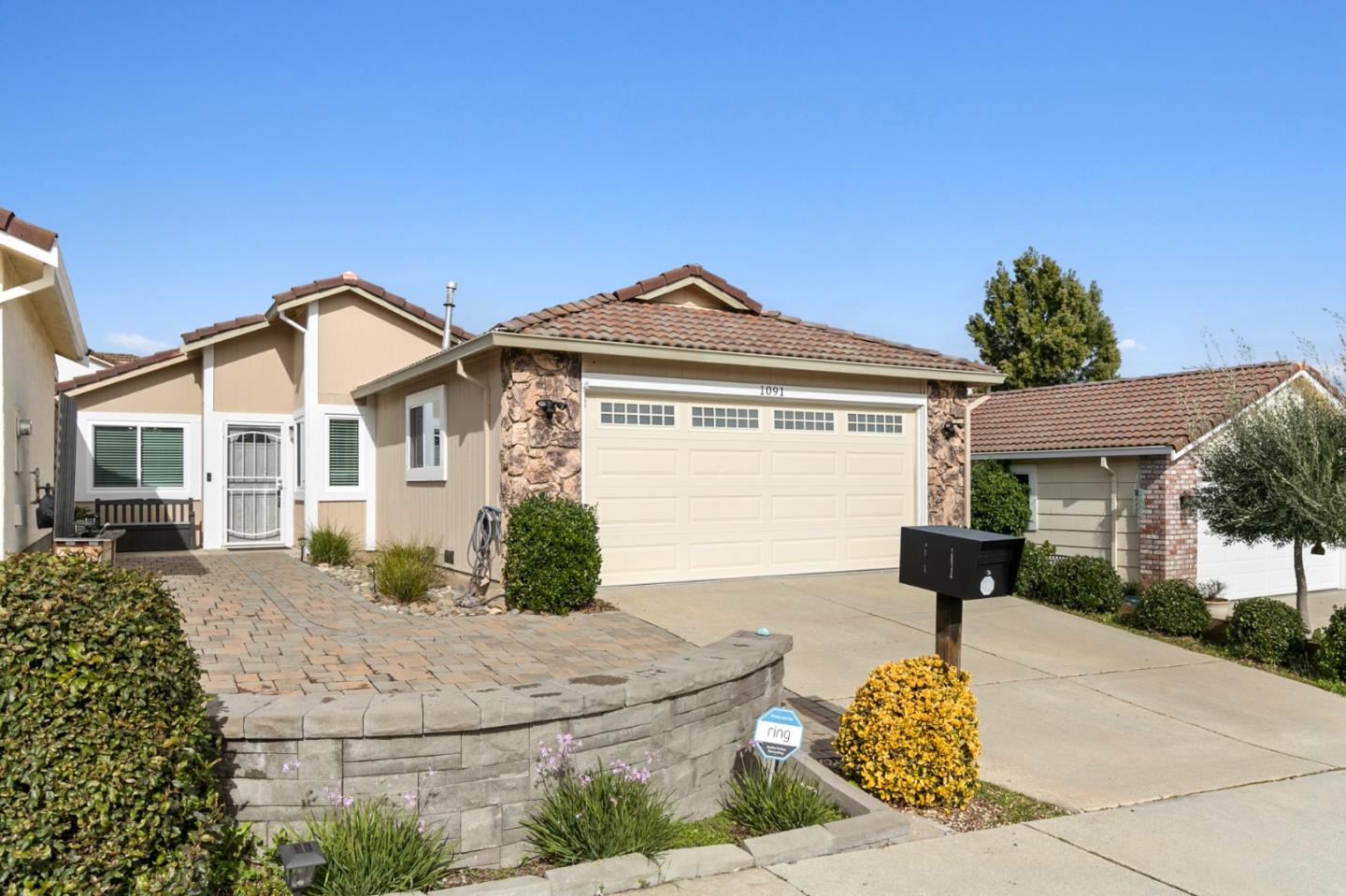 1091 Minoru Drive