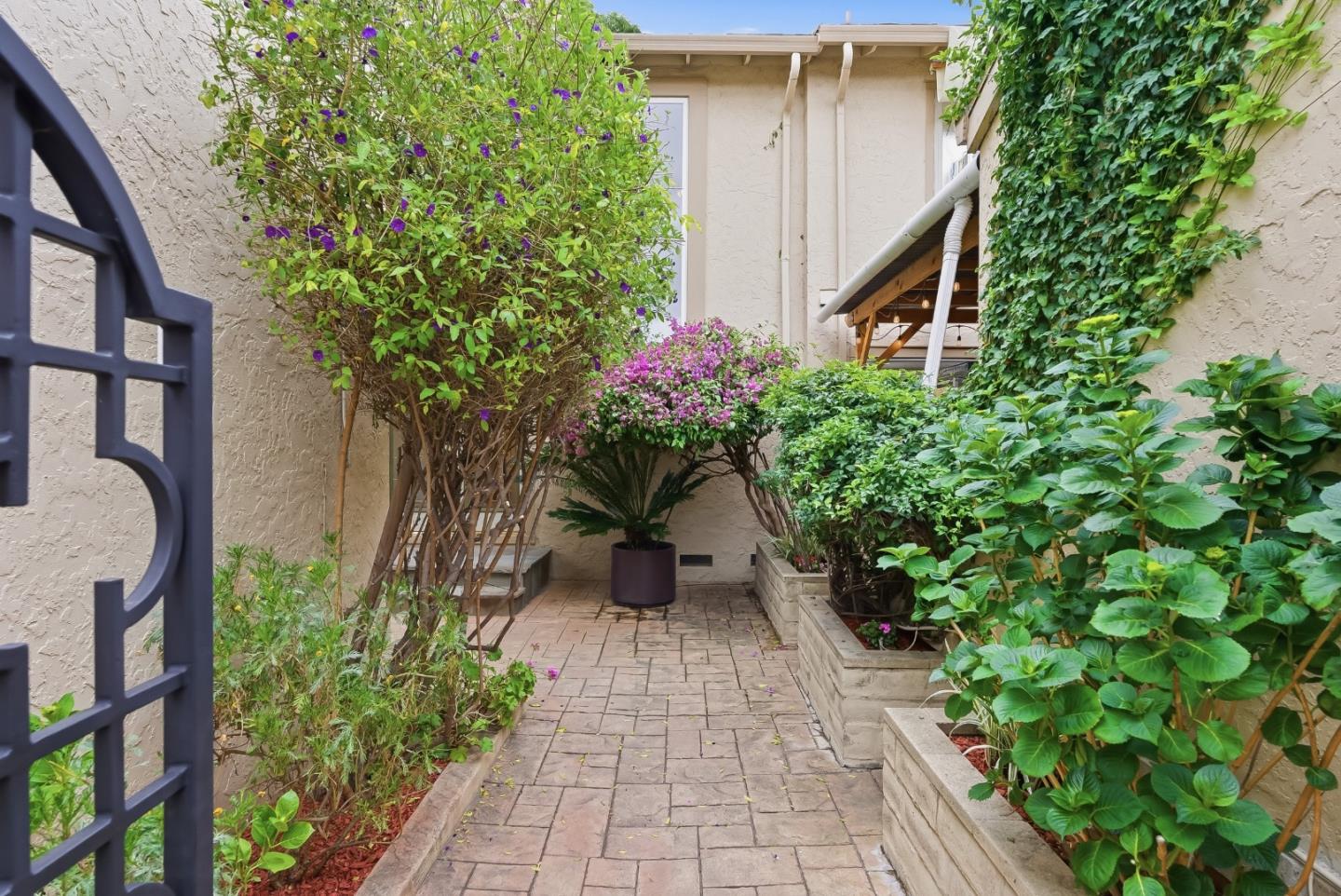 1048 Miller Avenue