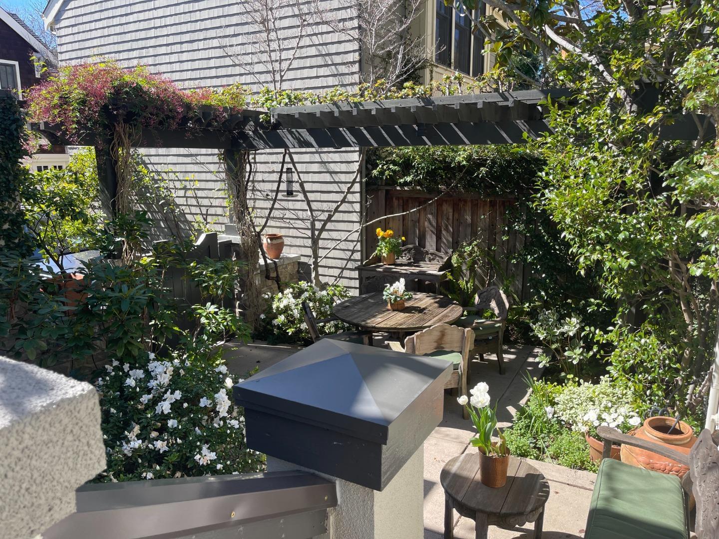 842 Waverley Street