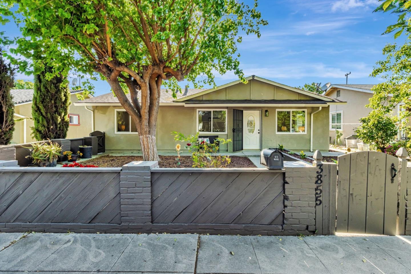 3855 KAUAI DR