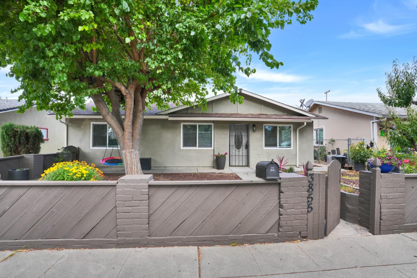 3855 KAUAI DR