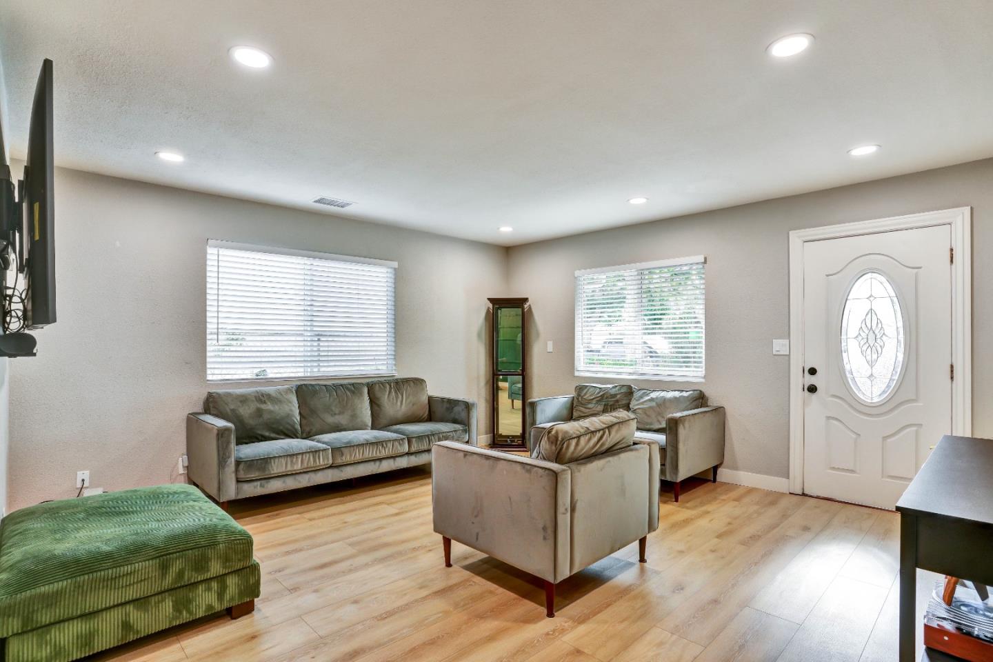 3855 KAUAI DR