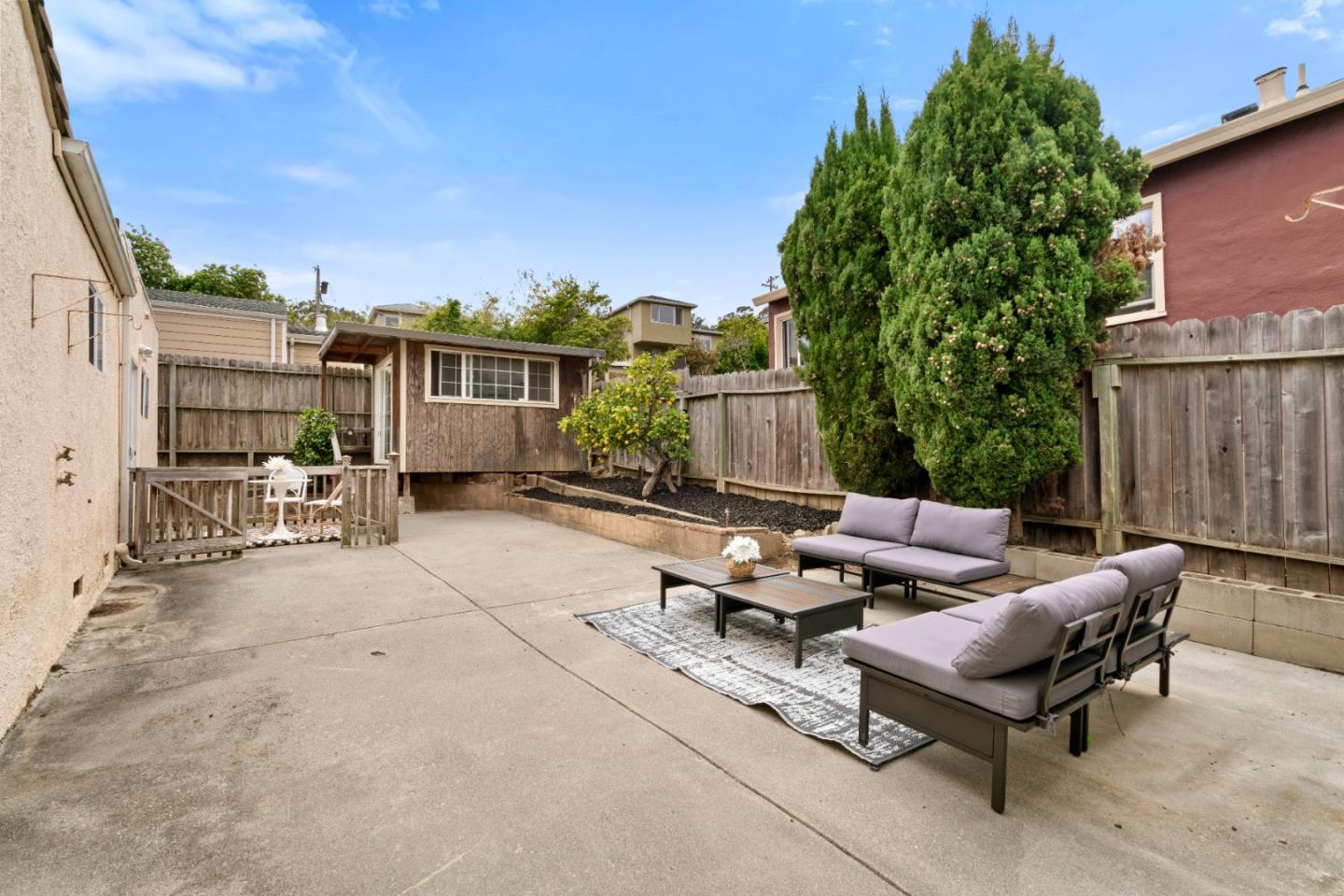 429 Hemlock AVE