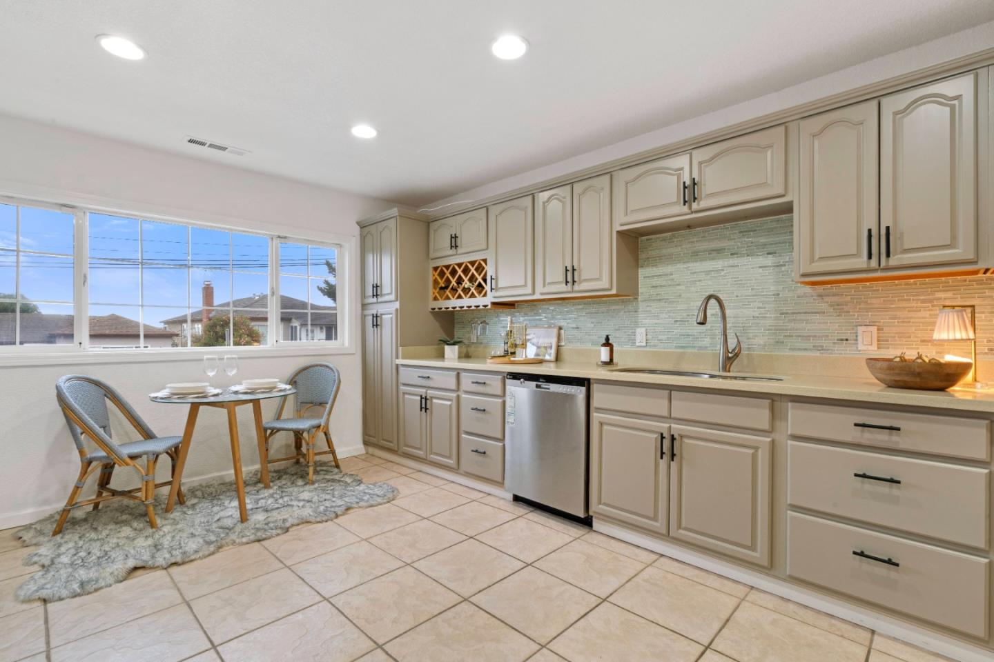 429 Hemlock AVE