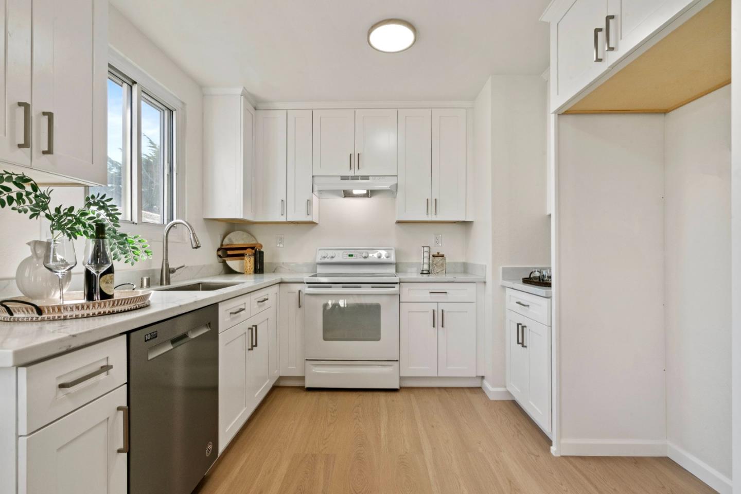 964 Gellert BLVD