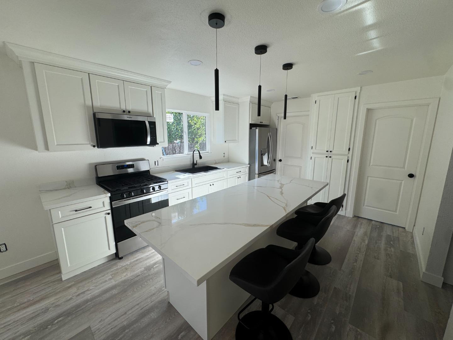 76 Sunset CT