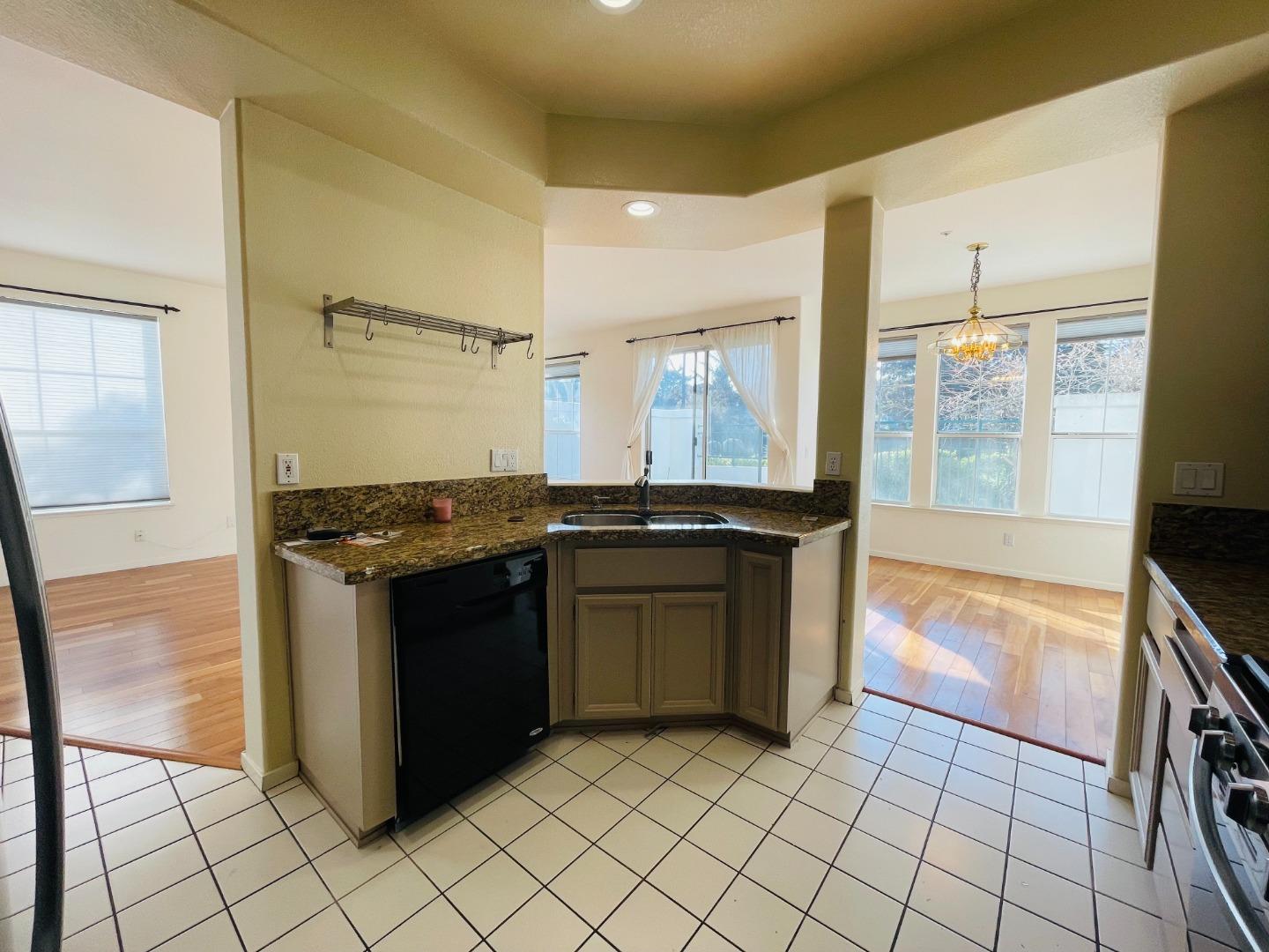 596 Shoal CIR