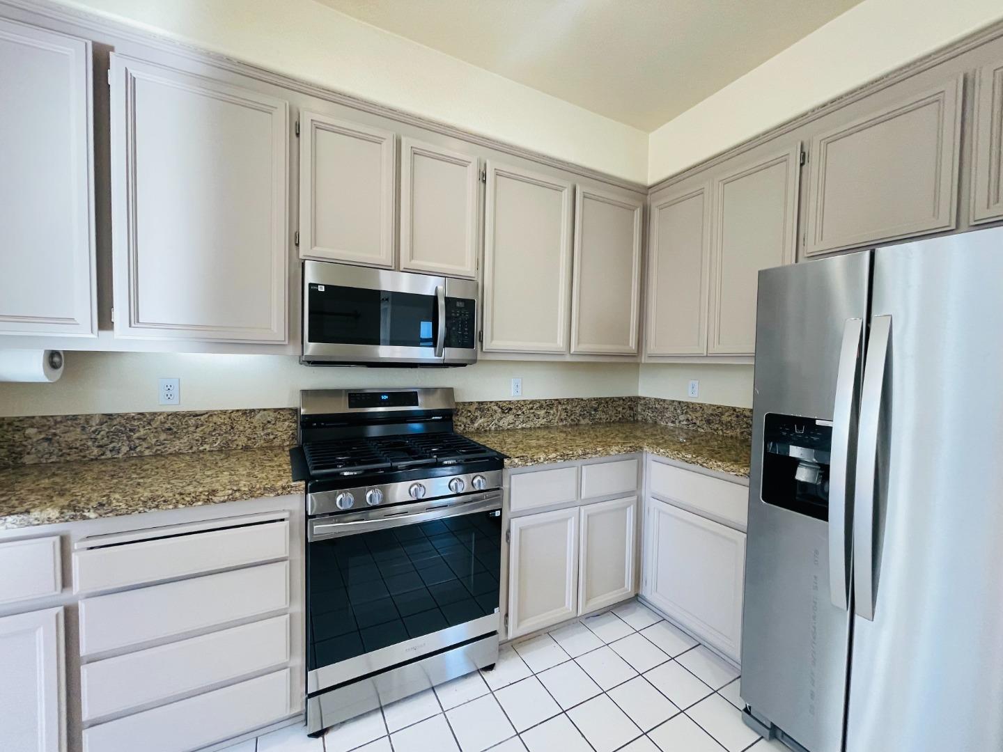 596 Shoal CIR