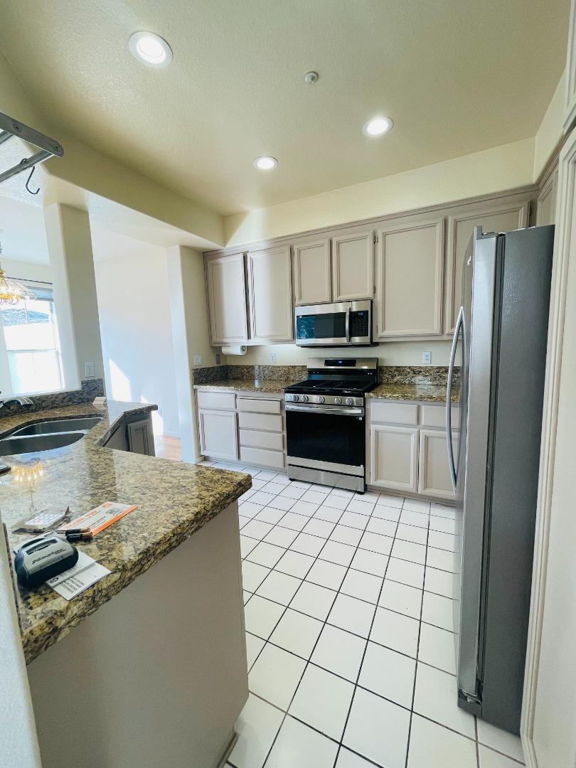 596 Shoal CIR