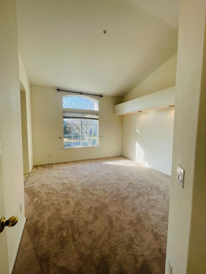 596 Shoal CIR