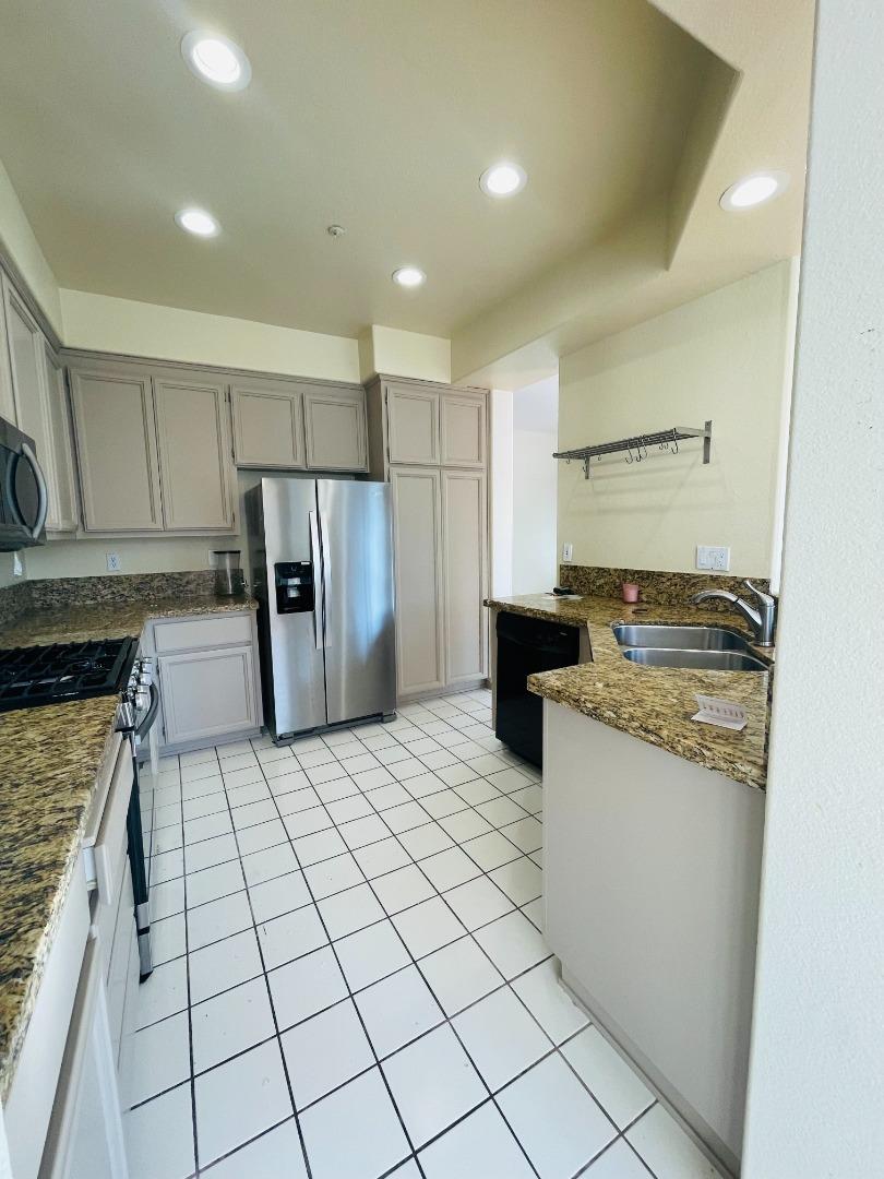 596 Shoal CIR