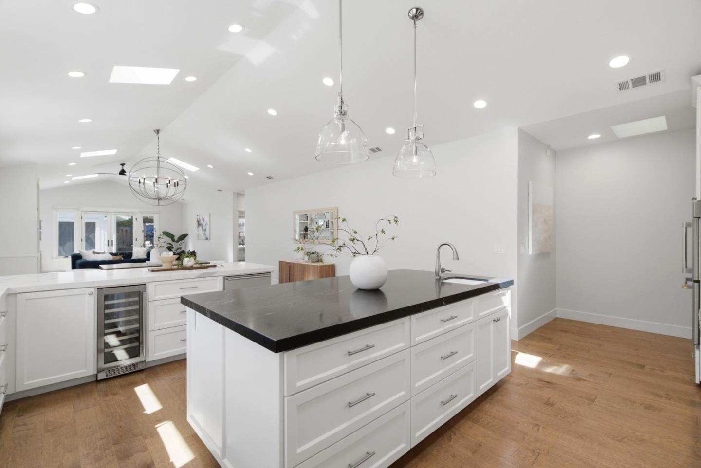 1063 Carolyn AVE