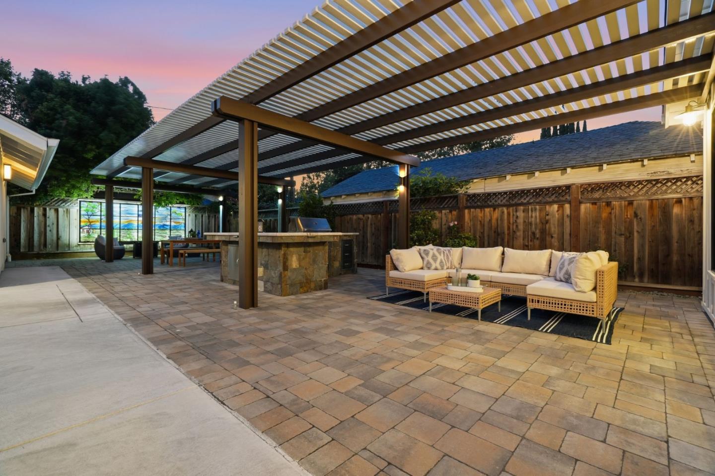 1063 Carolyn AVE