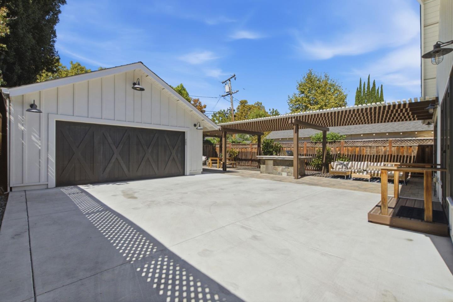 1063 Carolyn AVE