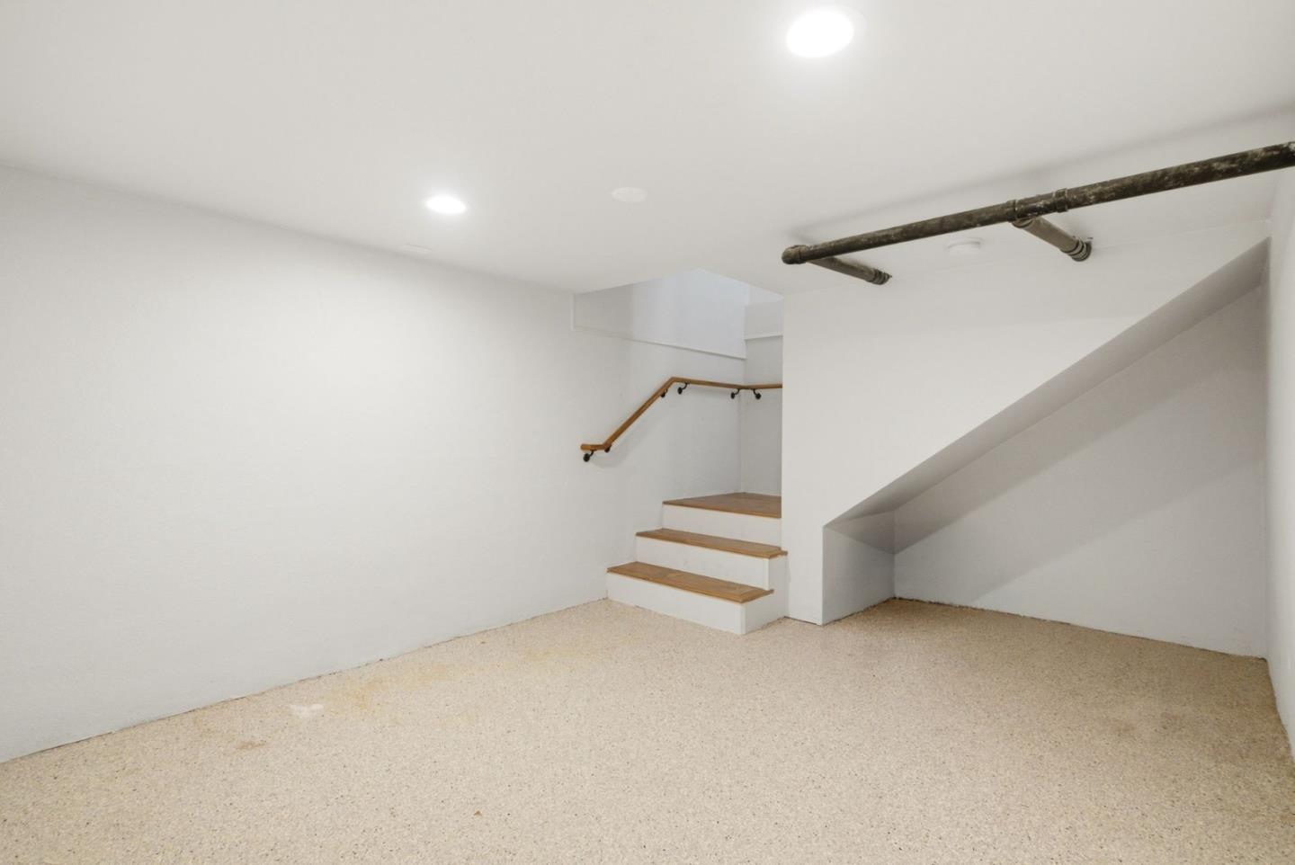 1063 Carolyn AVE