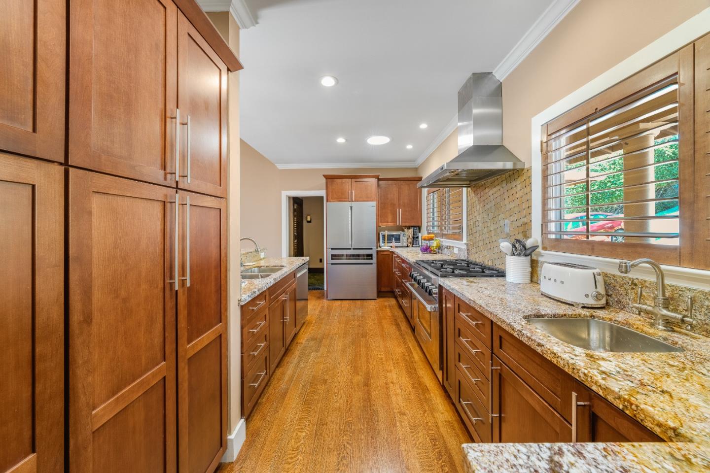 772 Knoll DR