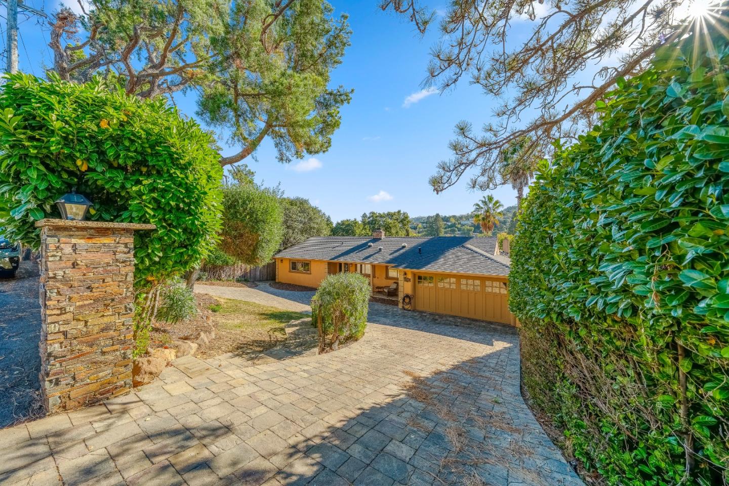 772 Knoll DR