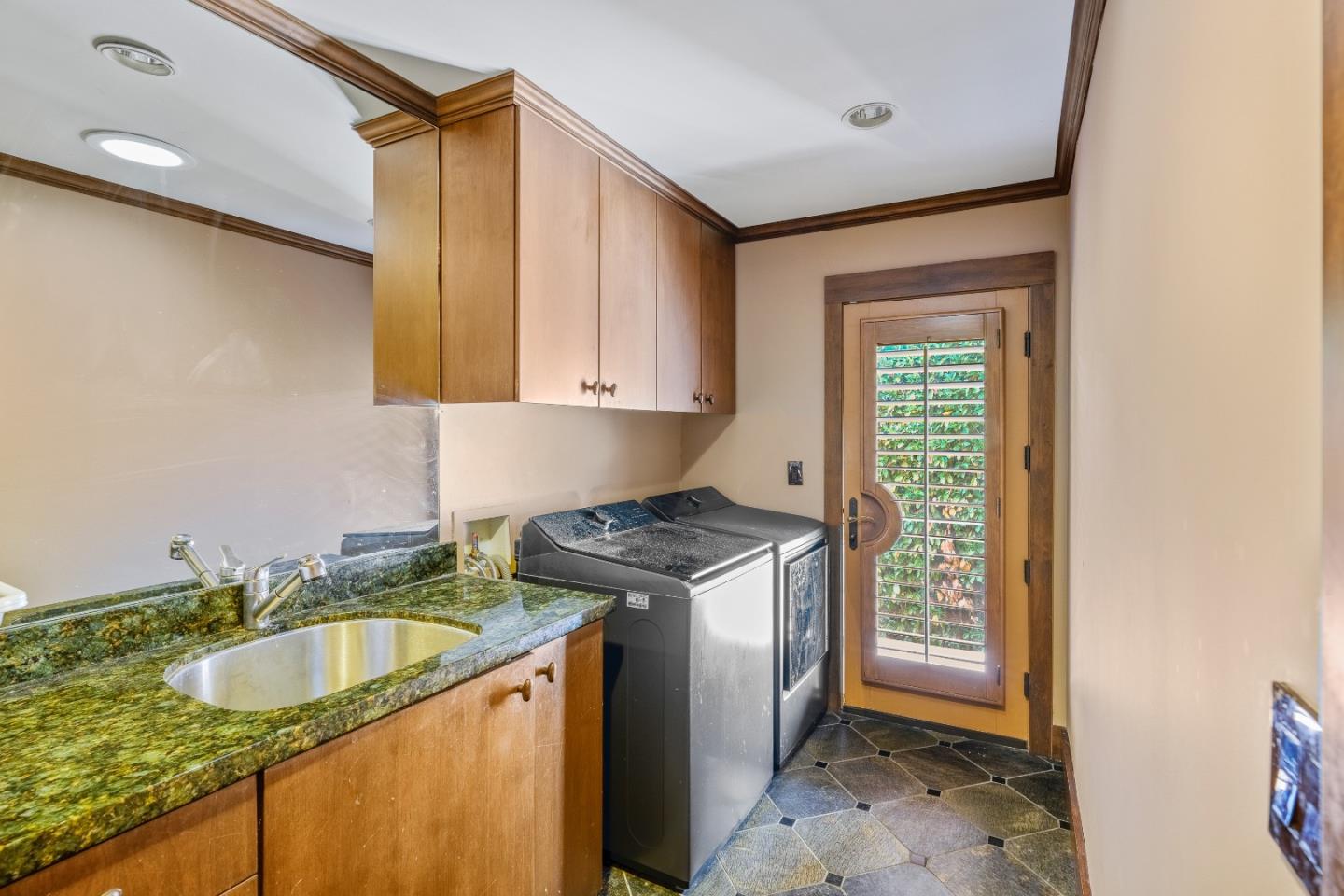 772 Knoll DR