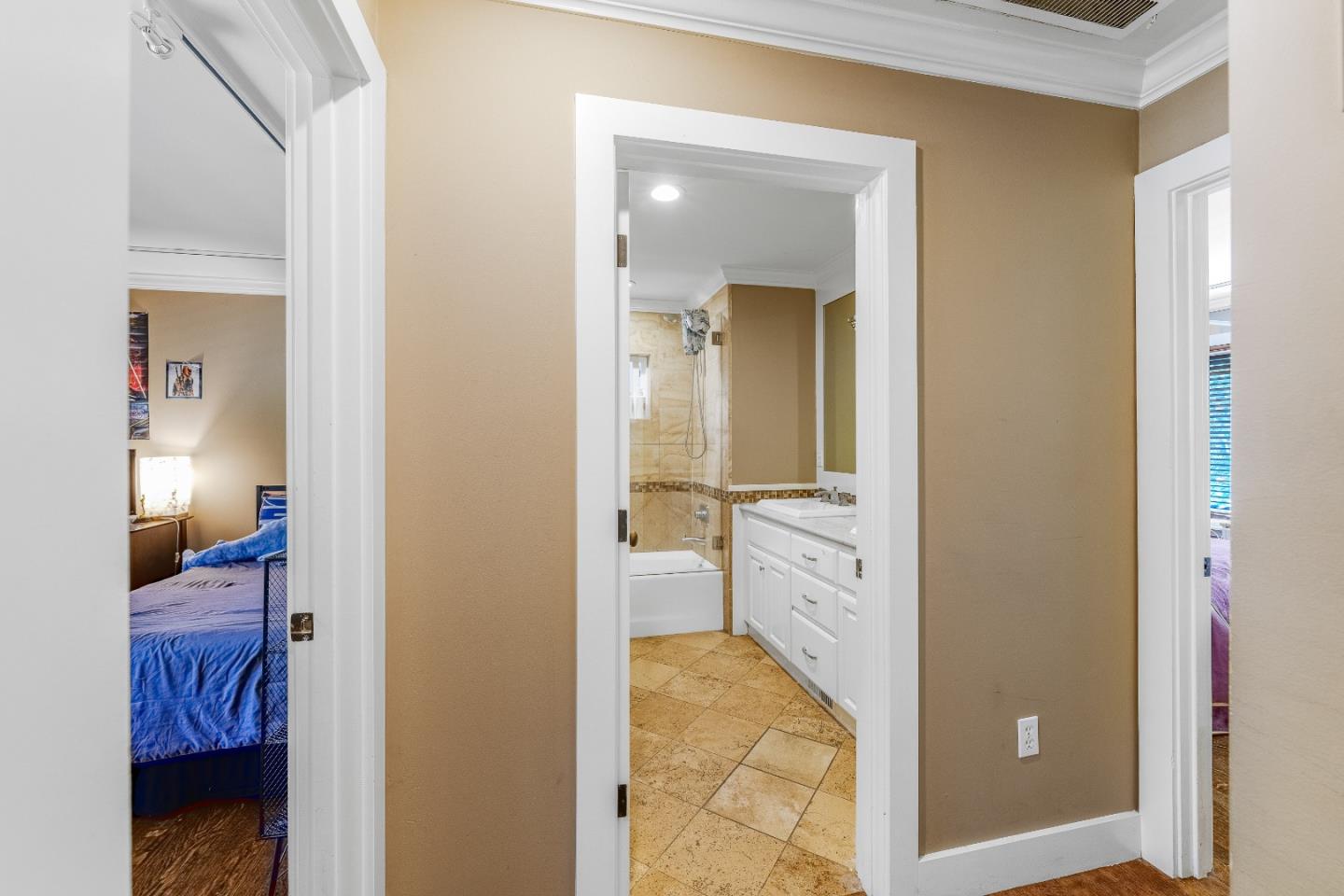 772 Knoll DR
