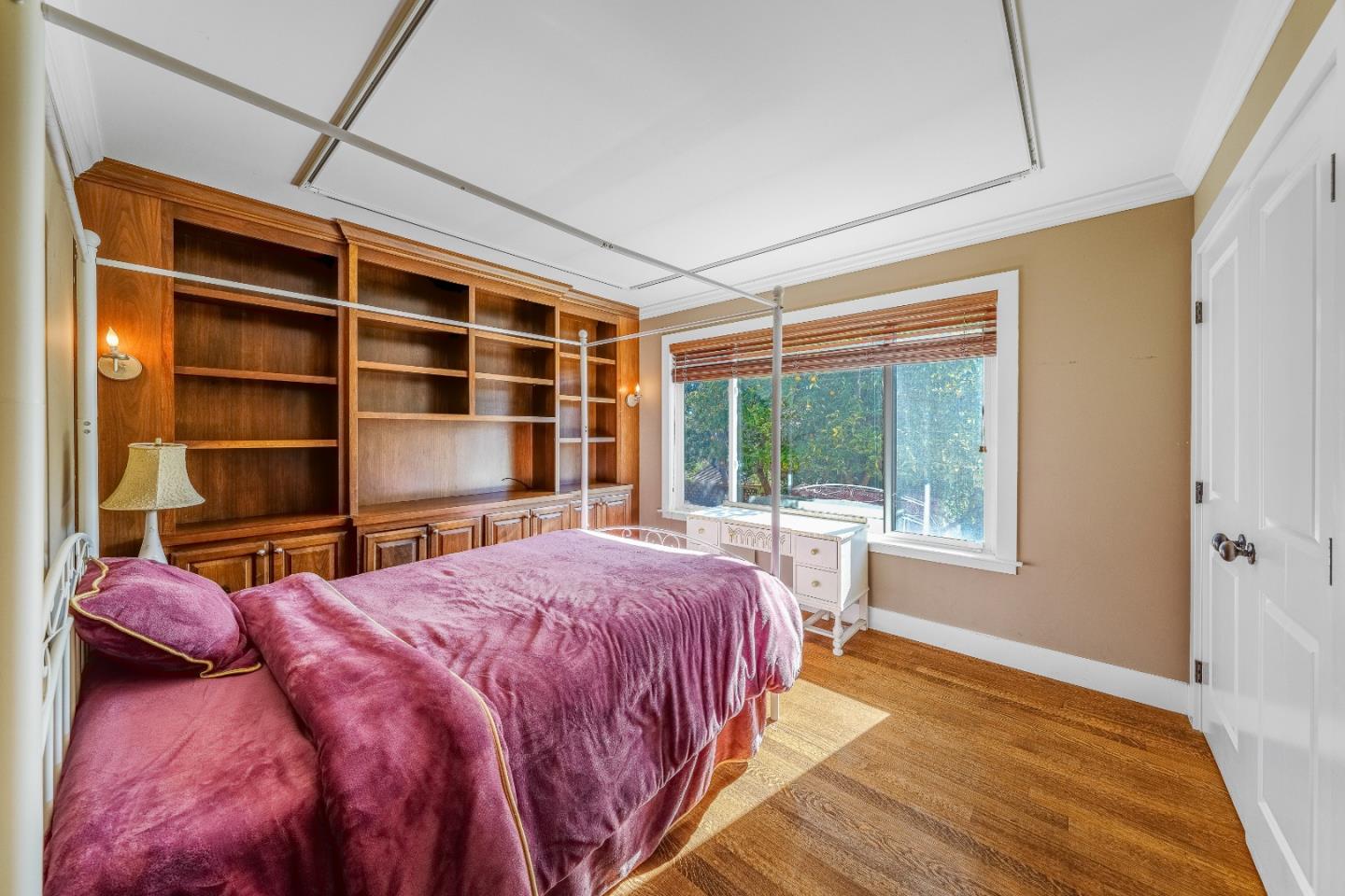 772 Knoll DR