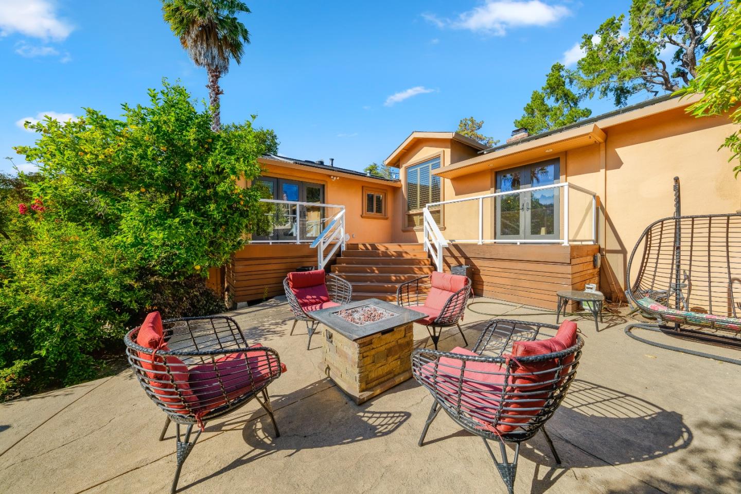 772 Knoll DR