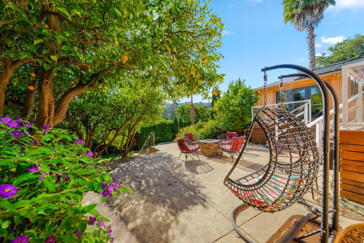 772 Knoll DR