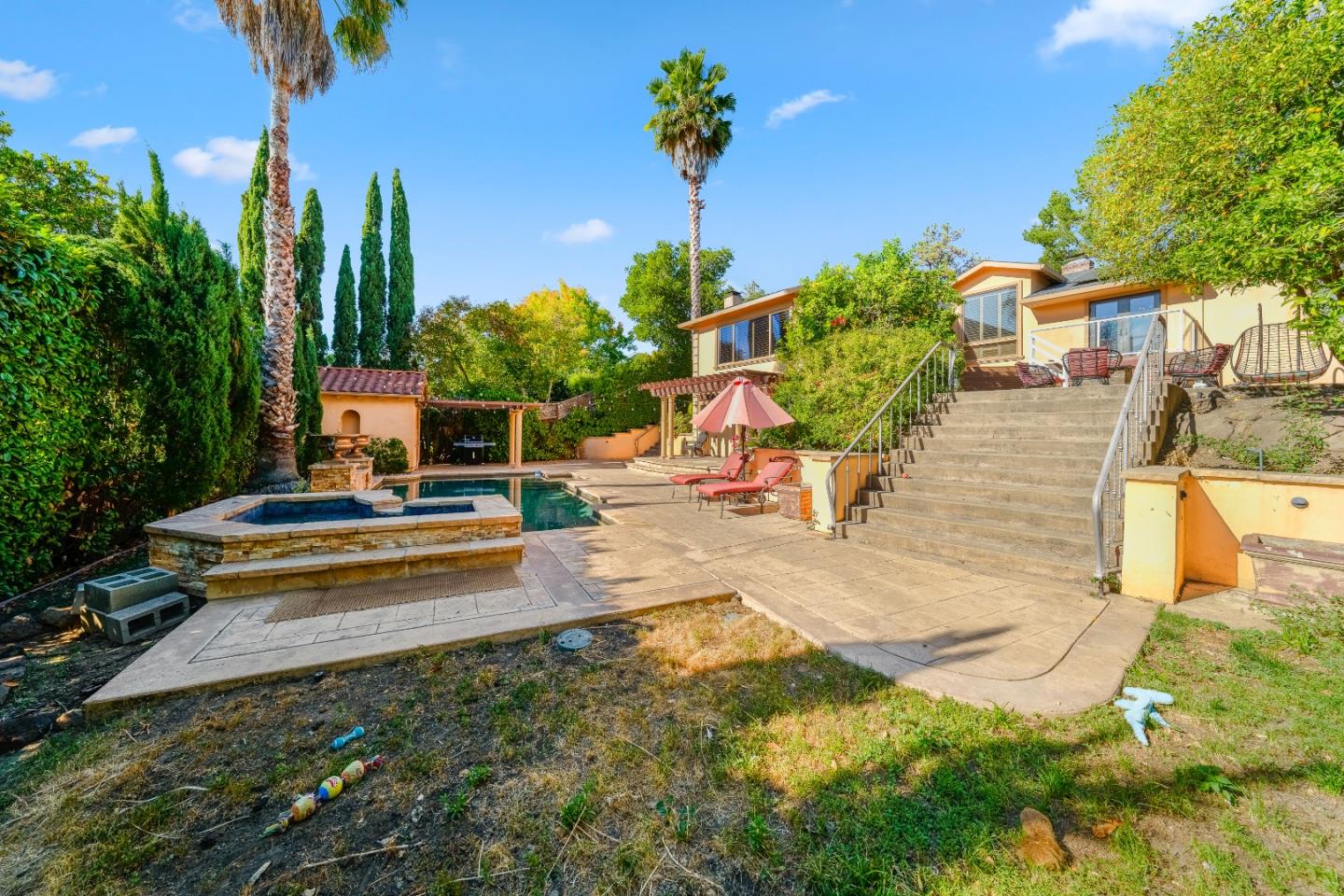 772 Knoll DR