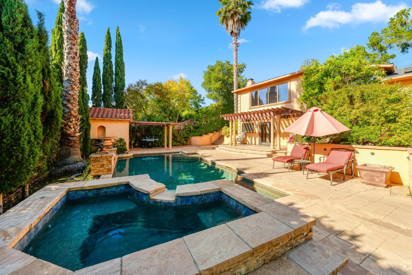 772 Knoll DR