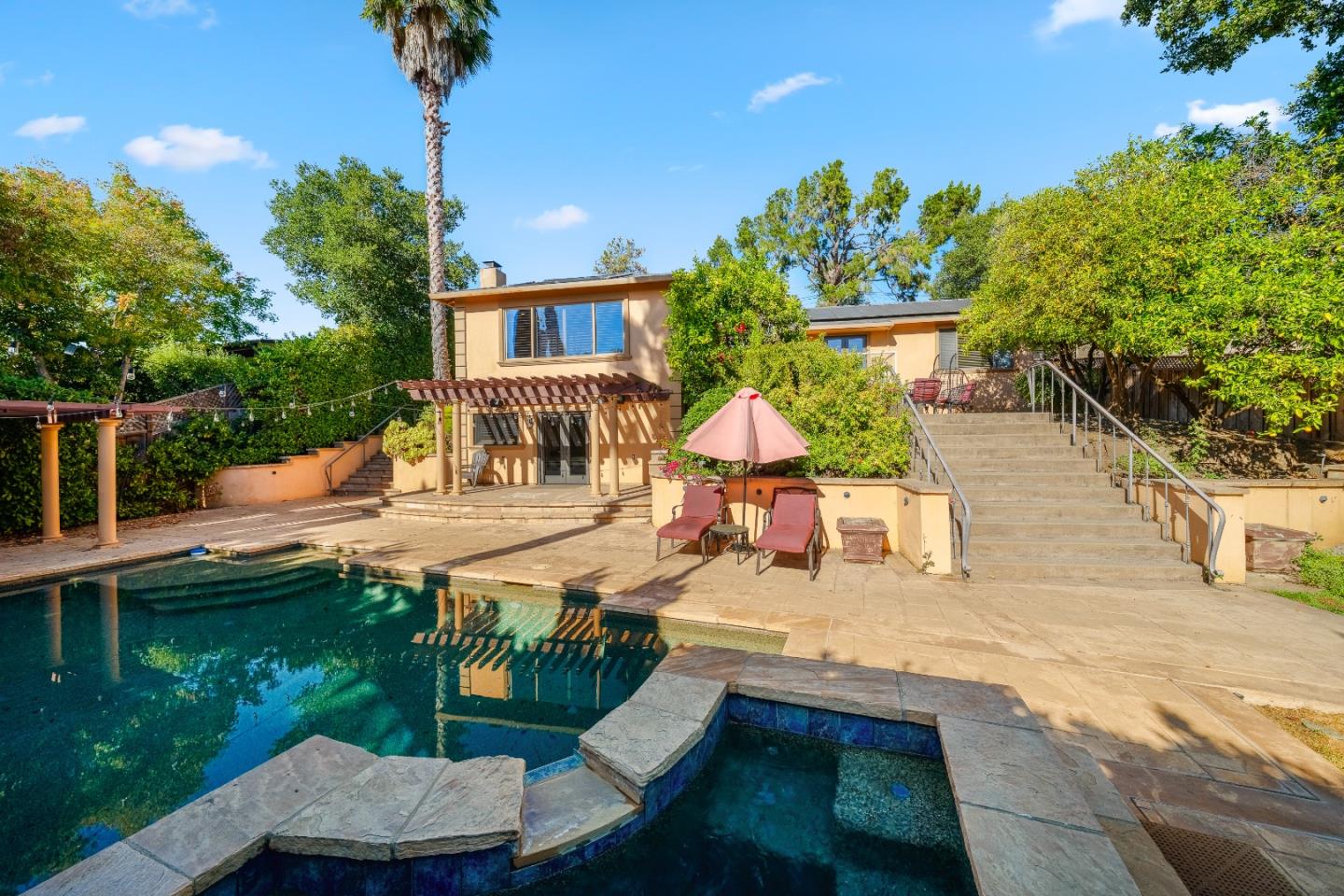 772 Knoll DR