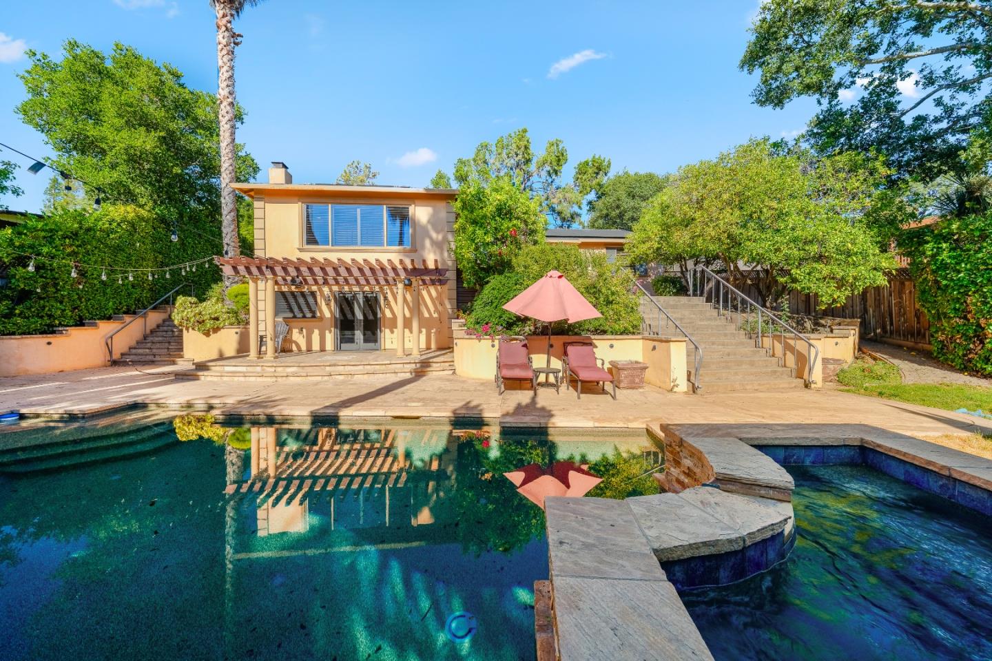 772 Knoll DR