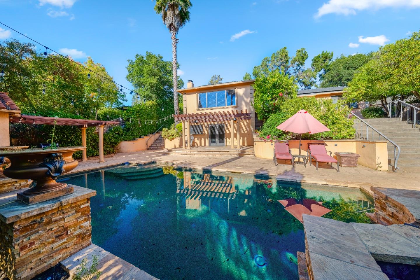 772 Knoll DR