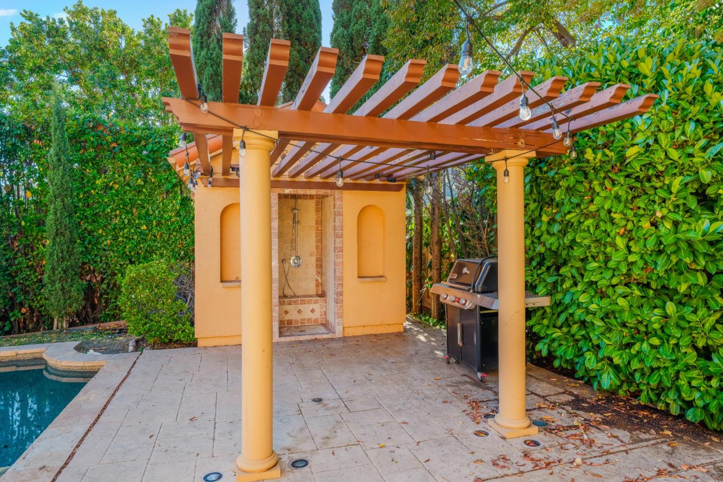772 Knoll DR