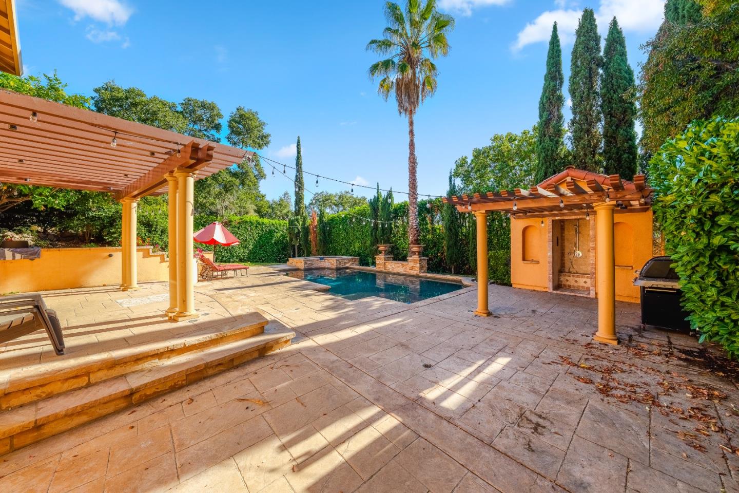 772 Knoll DR