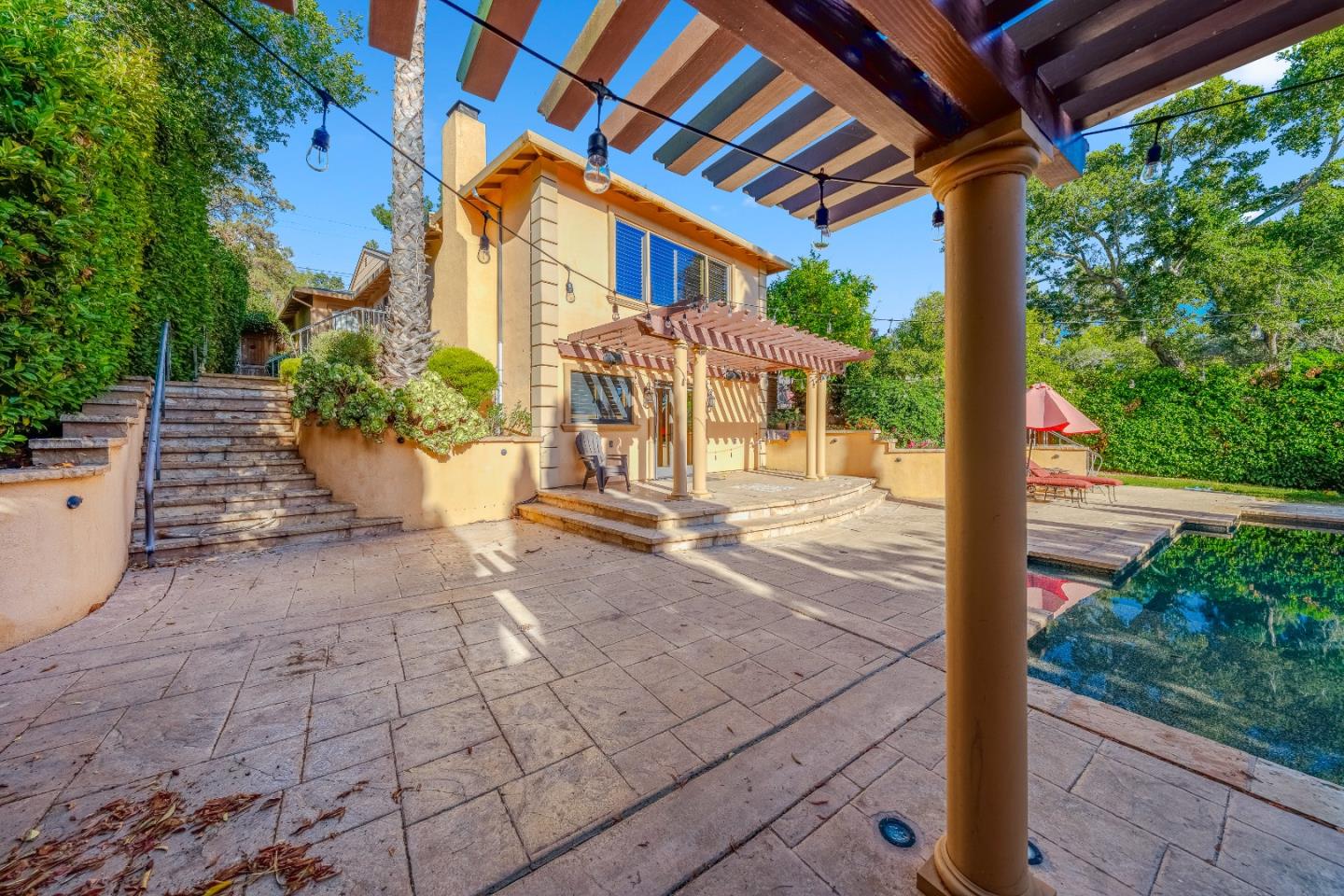 772 Knoll DR