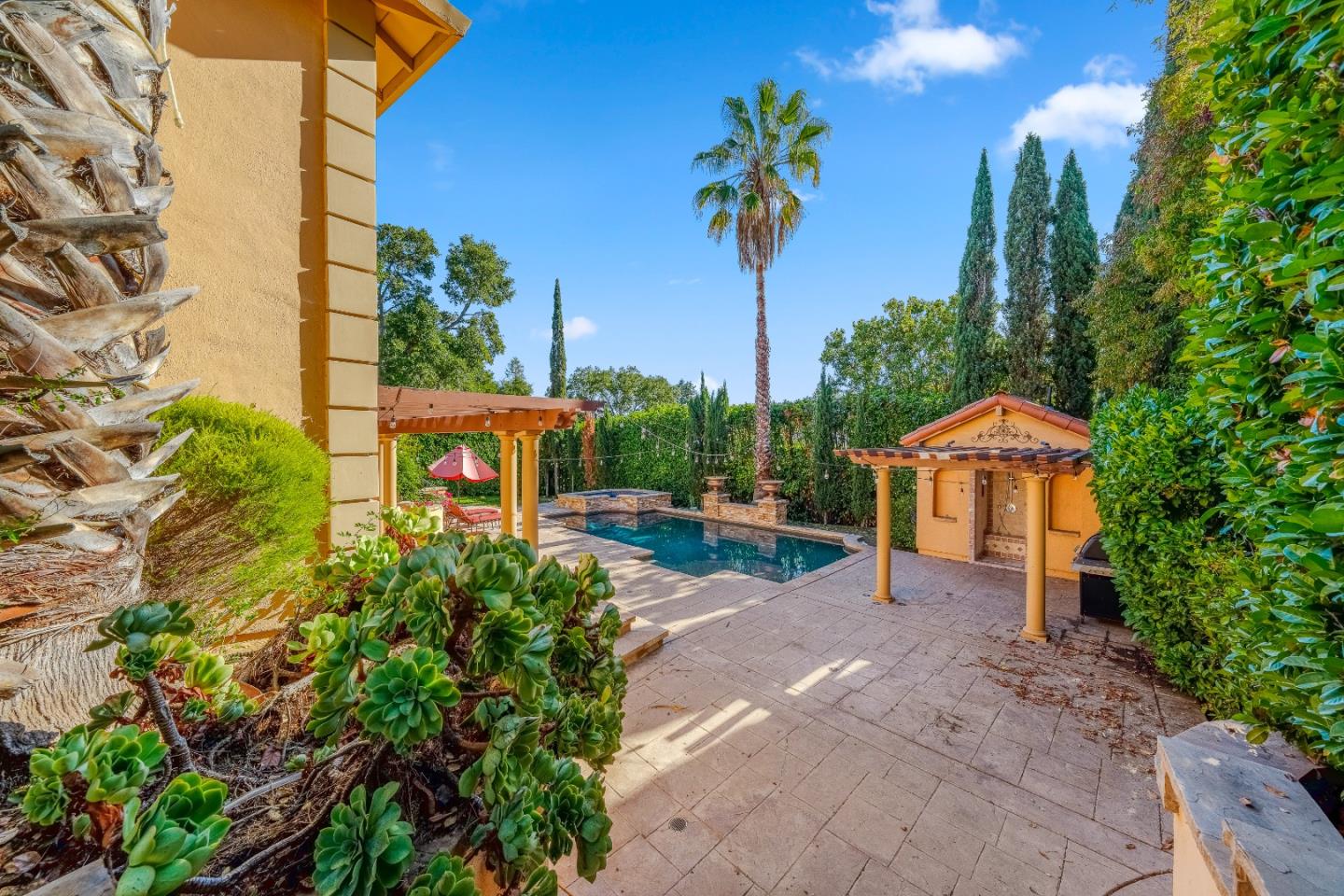 772 Knoll DR