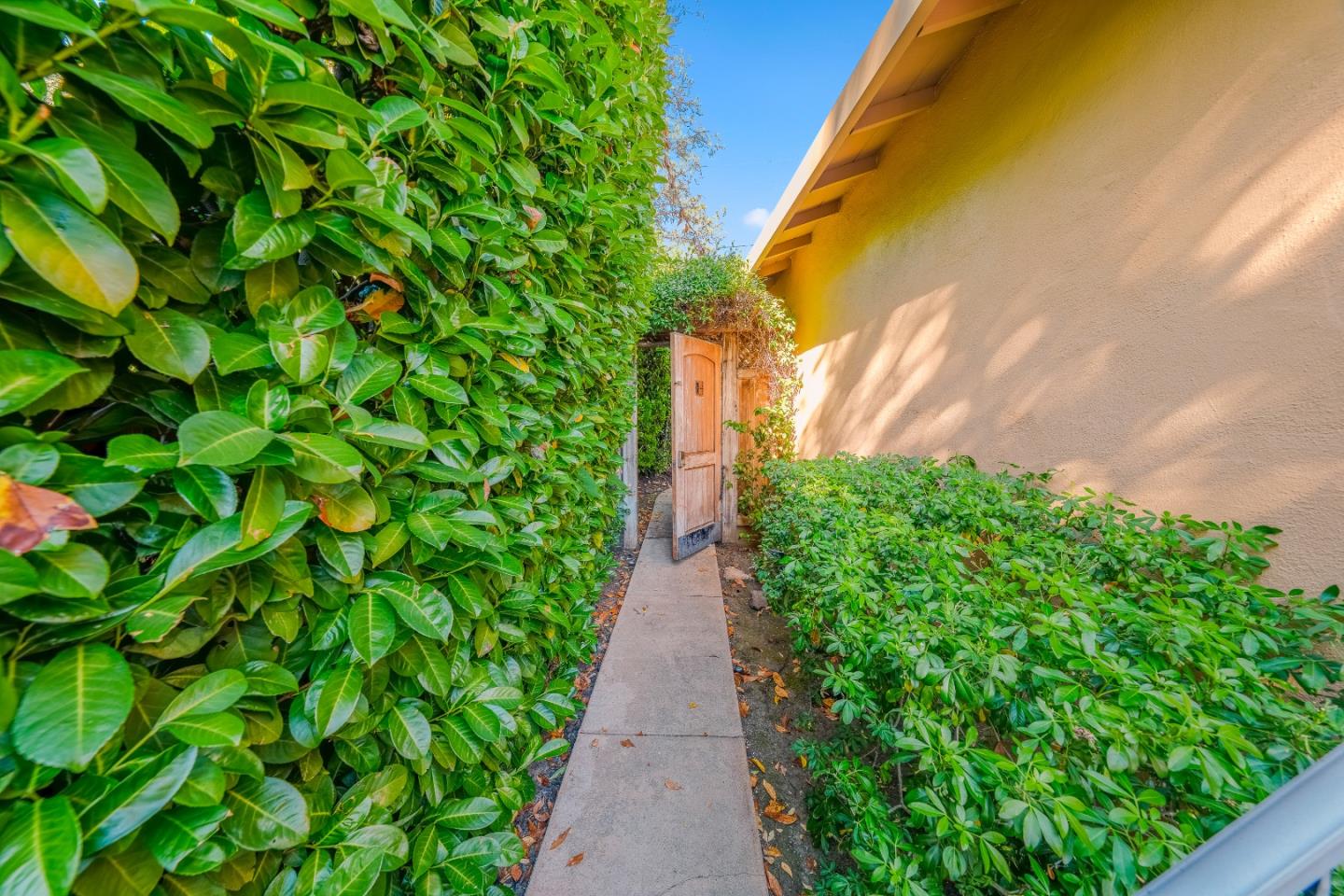 772 Knoll DR