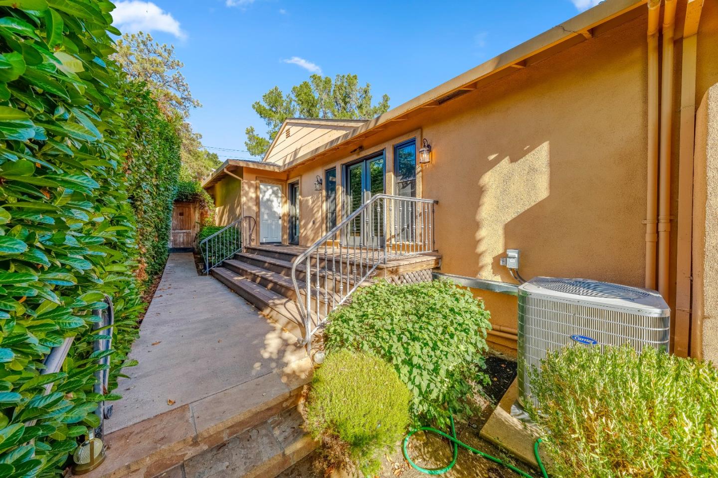 772 Knoll DR