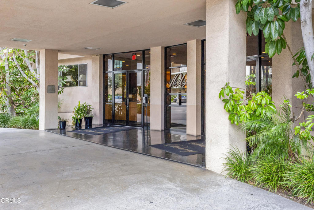 100 S Doheny Drive 1002