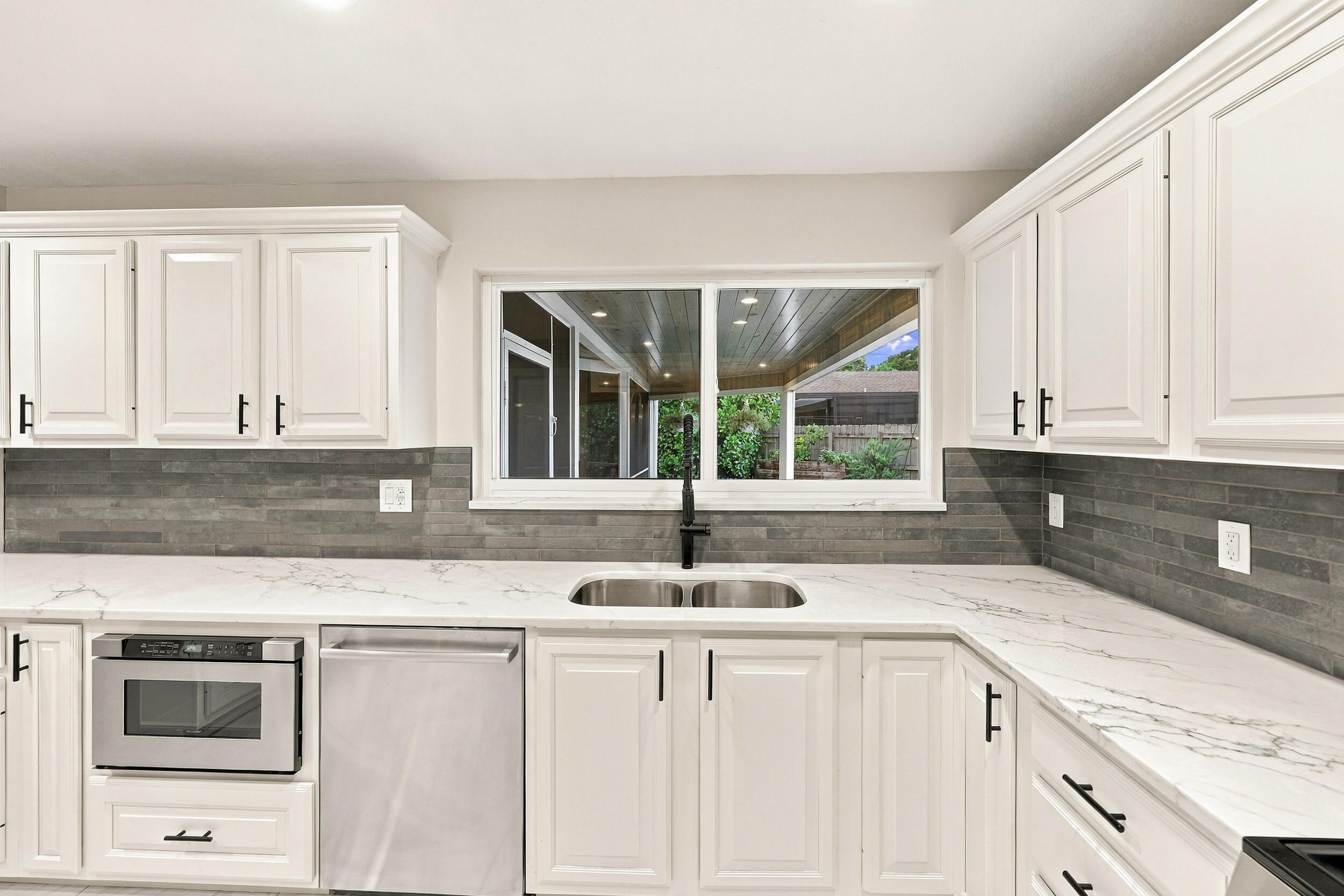 3590 Lakeview Drive